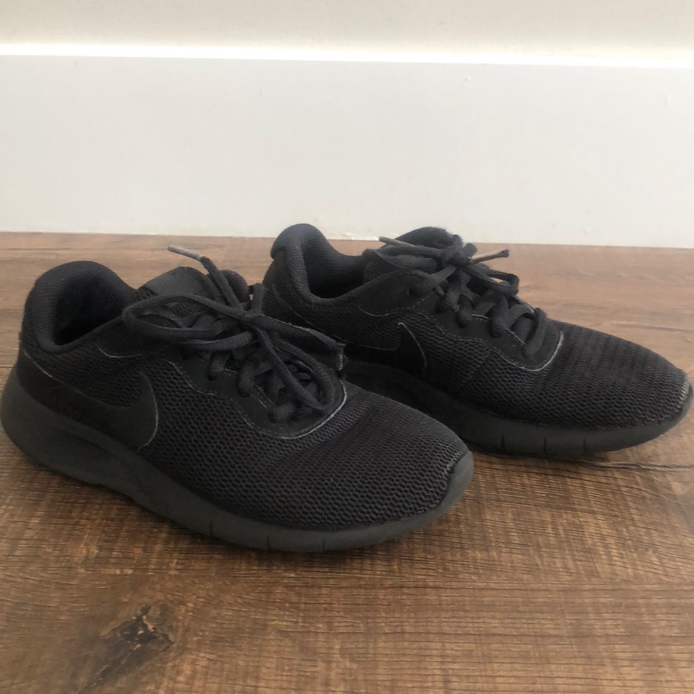 Kids Nike Roshe One All Black Size 4